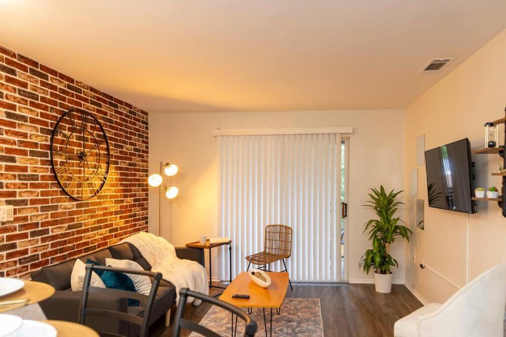Apartament Rustic Luxe Loft , A King Bed Hideout With Edge Gainesville Zewnętrze zdjęcie