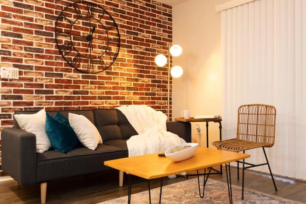 Apartament Rustic Luxe Loft , A King Bed Hideout With Edge Gainesville Zewnętrze zdjęcie